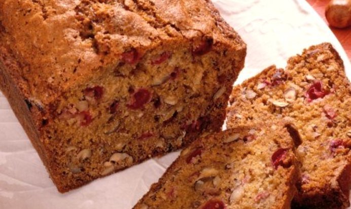 Тыквенный хлеб с сушеной клюквой, орехами пекан и белым шоколадом