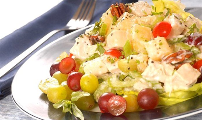 Куриный салат с виноградом, орехами и каперсами