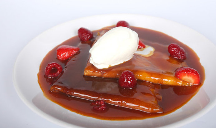 Блинчики в карамельно-цитрусовом соусе с клубникой