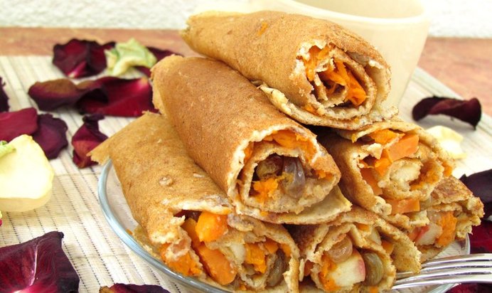 Заварные блины с тушеной тыквой, яблоком и изюмом