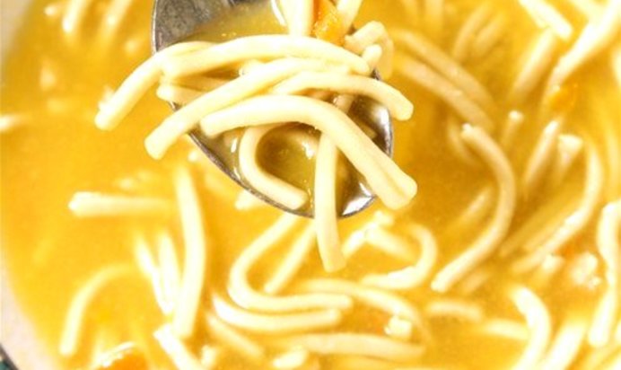 Густой куриный бульон с вермишелью