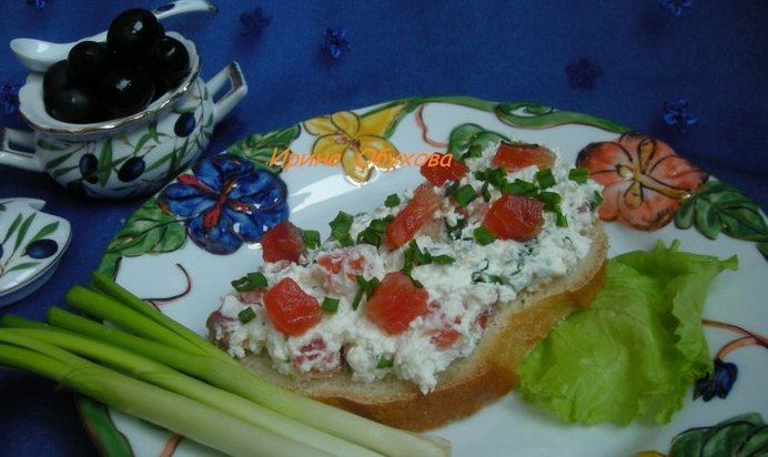 Бутерброд с творогом и слабосоленой семгой