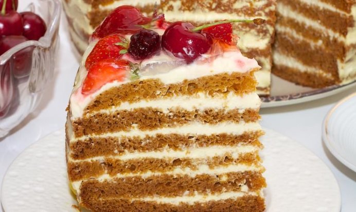 Торт Медовик из разливного теста с клубникой