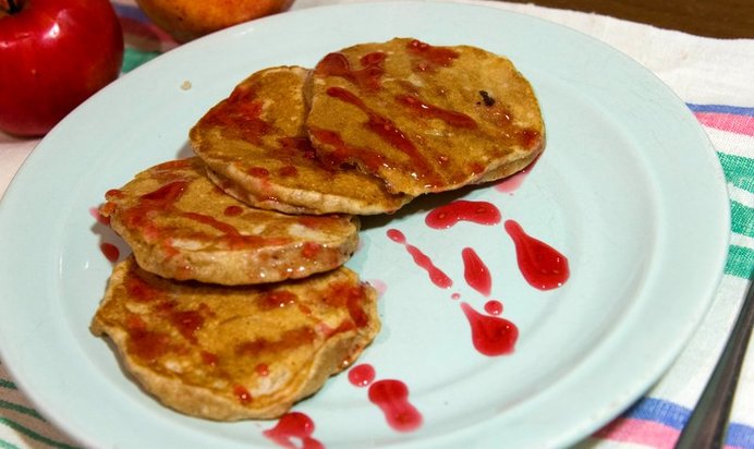 Оладьи из цельнозерновой муки с яблоками