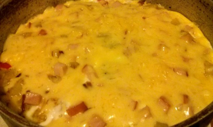 Омлет с овощами и ветчиной