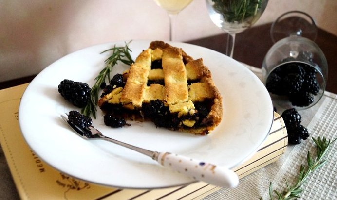 Кростата с шелковицей, розмарином и белым вином