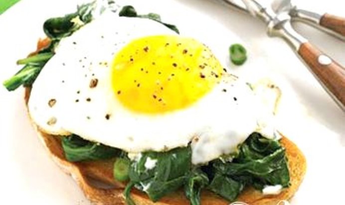 Бутерброды с яичницей, шпинатом и сыром