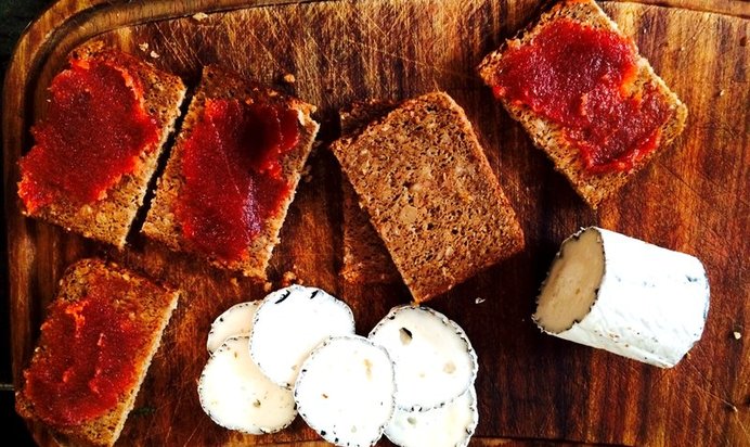 Бутерброды с мармеладом из айвы и козьим сыром