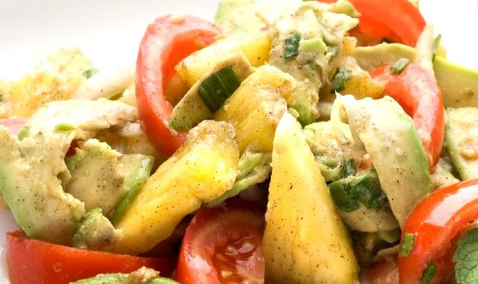 Салат с помидорами и ананасами