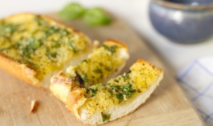 Хлеб с чесноком и зеленью