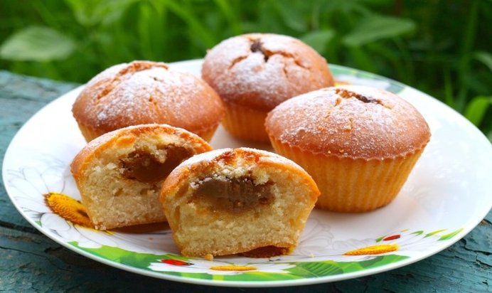 Кексы с начинкой из варёной сгущёнки