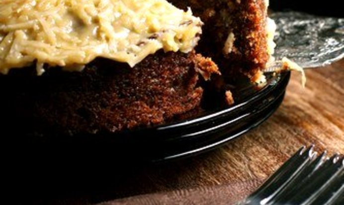 Шоколадный торт с кокосом и орехами пекан