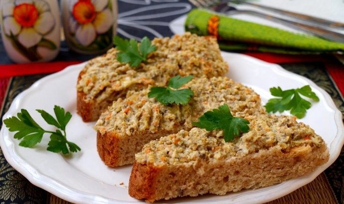 Намазка для бутербродов с индейкой, шампиньонами и корейской морковью