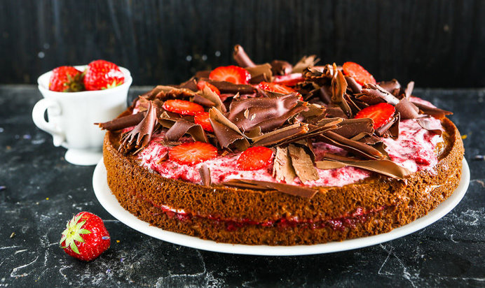 Торт с замороженной клубникой