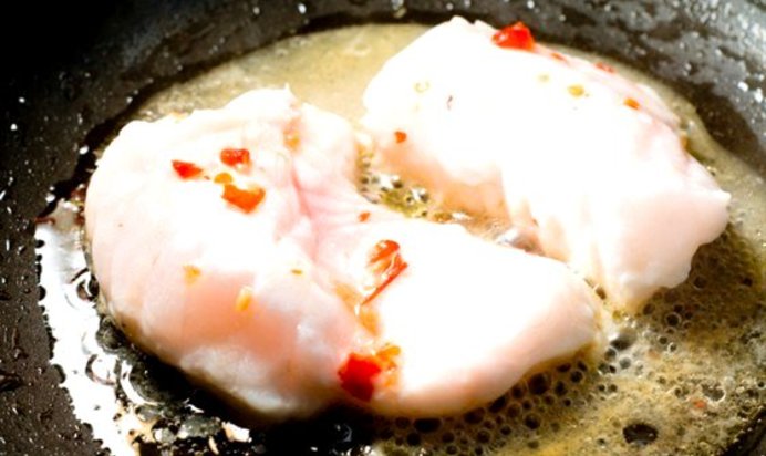 Морской черт по‑американски с помидорами, коньяком и белым вином