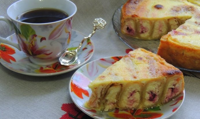 Блинный пирог с творогом и вишней.