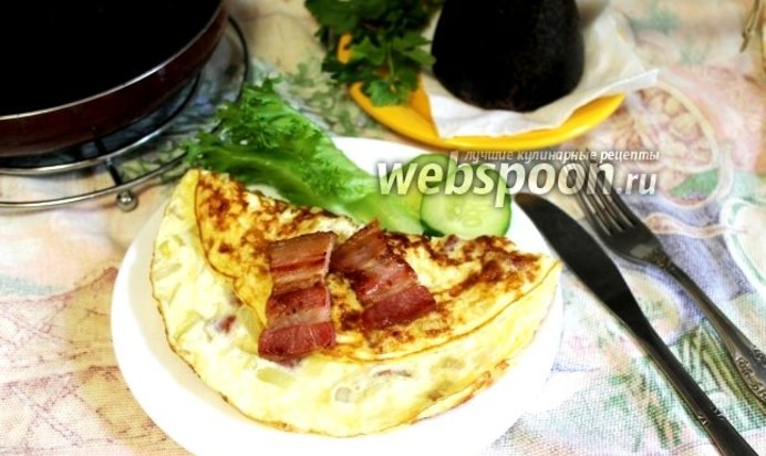Омлет с копчёной грудинкой, сельдереем и луком