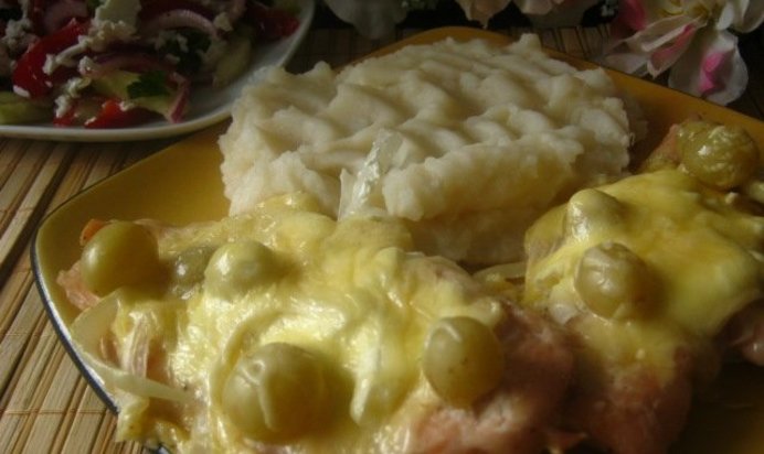 Отбивные из филе куриной грудки с виноградом и сыром