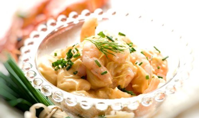 Коктейль из креветок с острым чесночно-лаймовым соусом и грейпфрутами