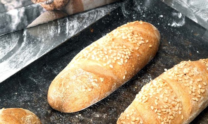 Багеты из семолины с кунжутом