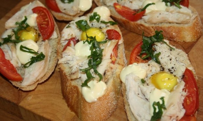 Бутерброды для завтрака с куриным филе, помидорами и перепелиными яйцами