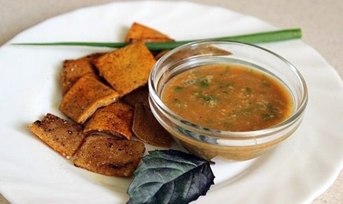 Чипсы из свиной шкурки с соусом