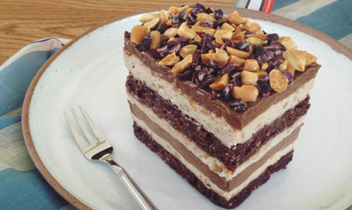 Шоколадный торт с арахисовой пастой