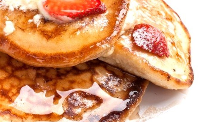 Оладьи по‑американски с клубникой и бананами