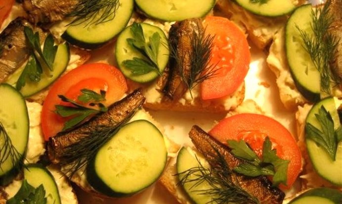 Бутерброды со шпротами и чесноком