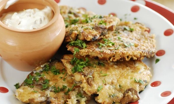 Грибные оладьи с лимонным соусом