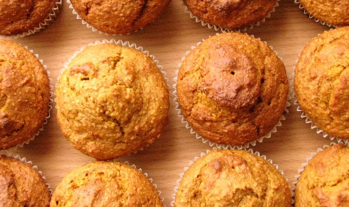 Овсяные маффины с тыквой, орехами и пряностями