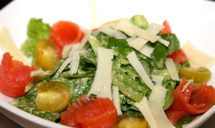 Салат Цезарь с рыбой