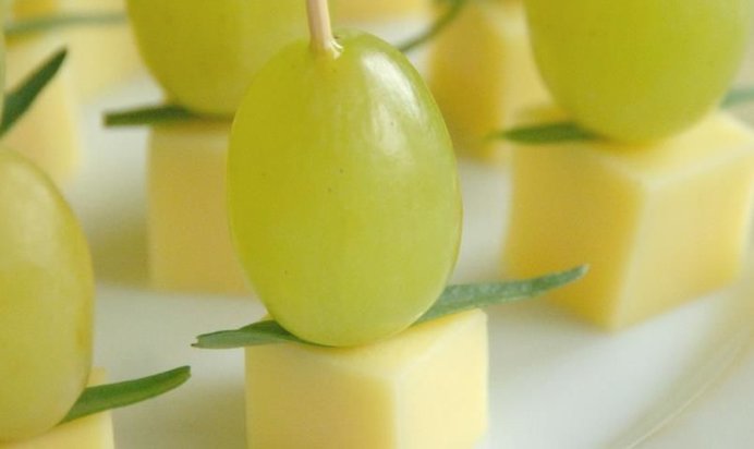 Закуска из сыра и винограда на шпажках