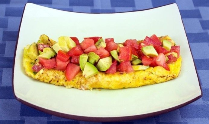 Омлет с авокадо и томатами