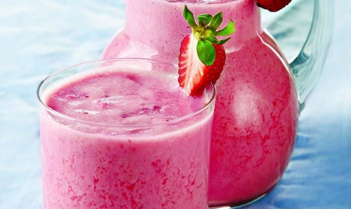 Земляничный коктейль с кефиром и медом