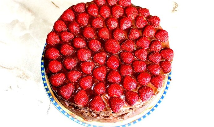 Шоколадный торт с клубникой и кремом