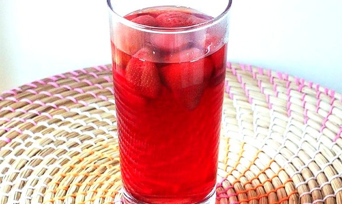 Компот из замороженной клубники и ежевики