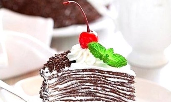 Торт из шоколадный блинчиков со сливочно-шоколадным кремом