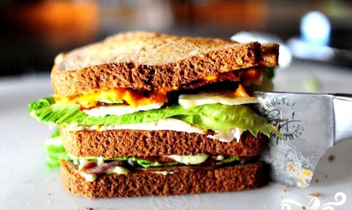 Сэндвич с беконом, ветчиной и индейкой