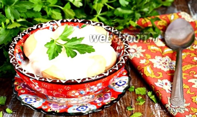 Запечённые пельмени под йогуртовым соусом