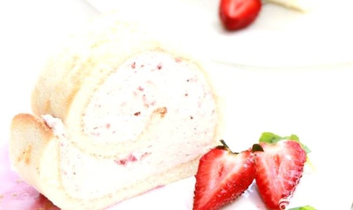 Бисквитный рулет с клубникой