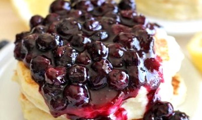 Бананово-овсяные блинчики с черничным сиропом