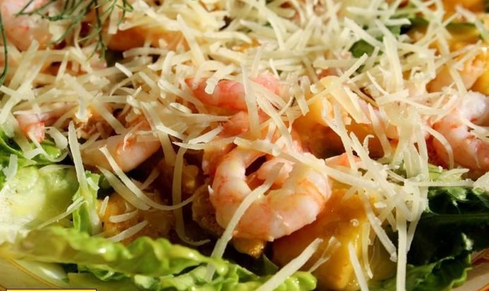 Салат цезарь с креветками