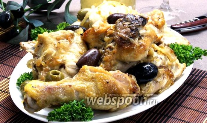 Курица с луком, маслинами и белым вином
