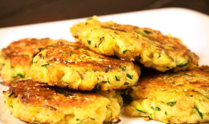 Легкие оладьи из кабачков с кинзой