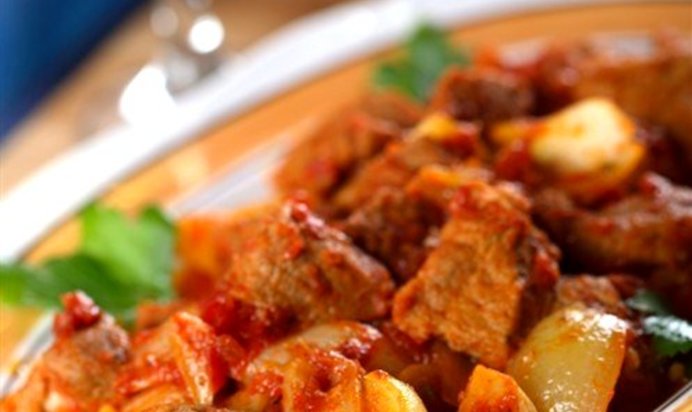 Тушеная телятина с яблоками, корицей и красным вином