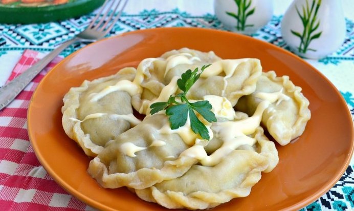 Вареники из яичного теста с курицей и баклажанами