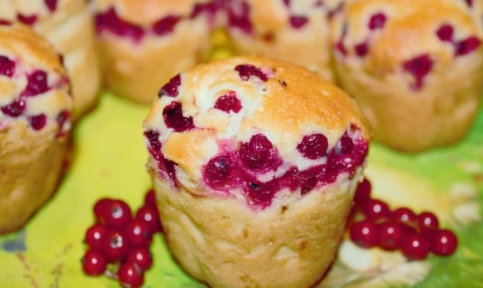 Французские кексы с красной смородиной