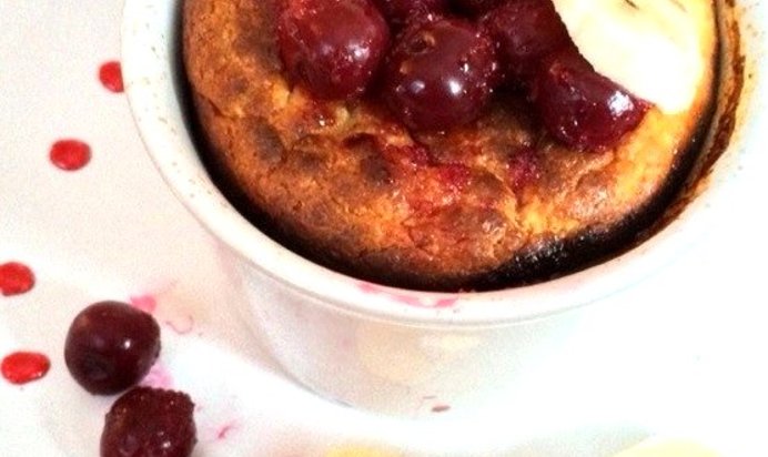 Легкая творожная запеканка с вишней