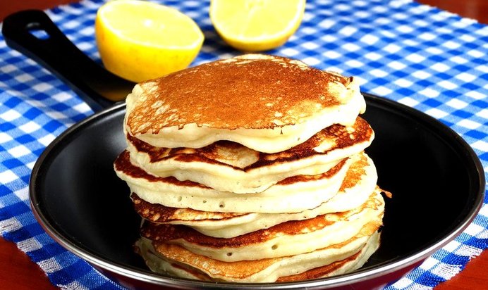 Лимонные панкейки с фиалковым сиропом